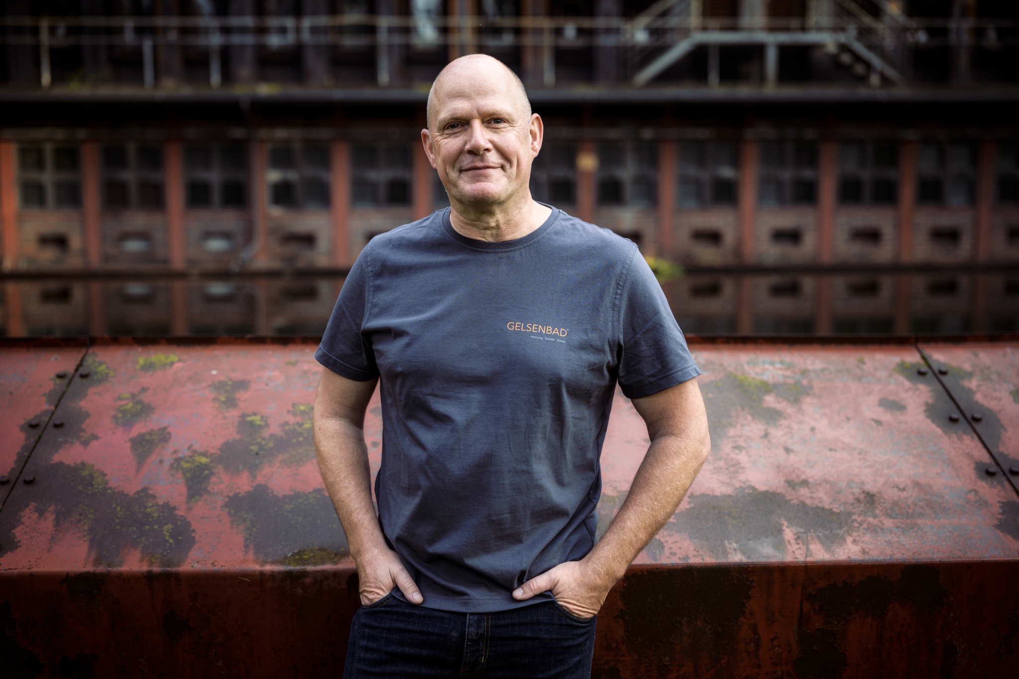 Zu sehen ist ein freundlicher Mitarbeiter der Firma Gelsenbad. Sein Blick zollt für seine Erfahrung und Reife.