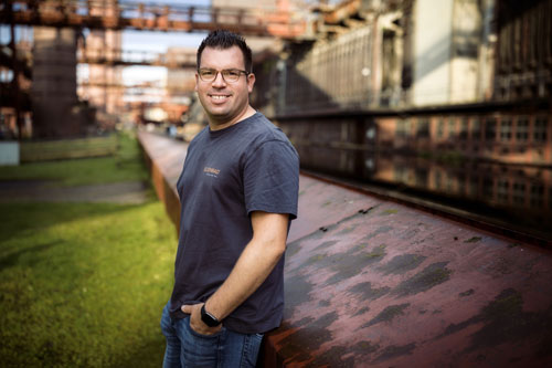 Zu sehen ist mehrere Einzelbilder von Mitarbeitern der Gelsenbad Gmbh. Sie schauen freundlich in die Kamera, haben lässige Körperhaltungen und tragen alle ein Firmenhemd.