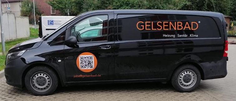 Zu sehen ist der Betriebswagen der Firma Gelsenbad. Ein schwarzer Transporter.